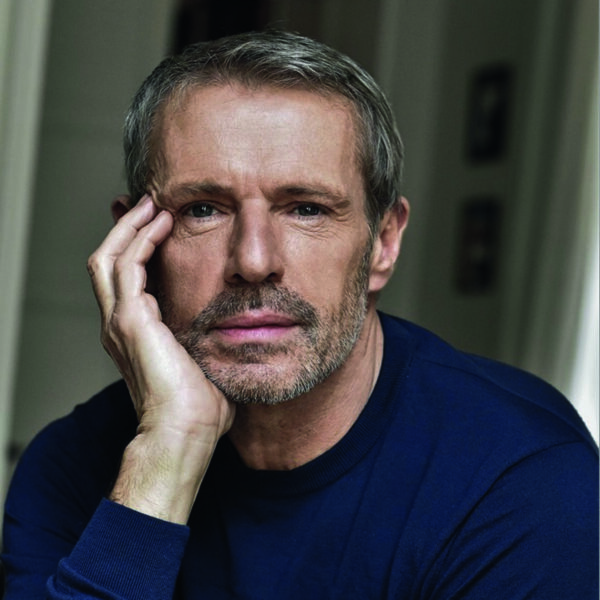 À l’occasion des 130 ans de la naissance du cinéma, le Festival de La Baule a souhaité célébrer cette date anniversaire en proposant un concert en clôture autour des plus belles chansons du cinéma français : Lambert Wilson Chante.